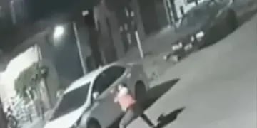Video: un ladrón terminó muerto de un tiro en la cabeza tras intentar robarle a un policía