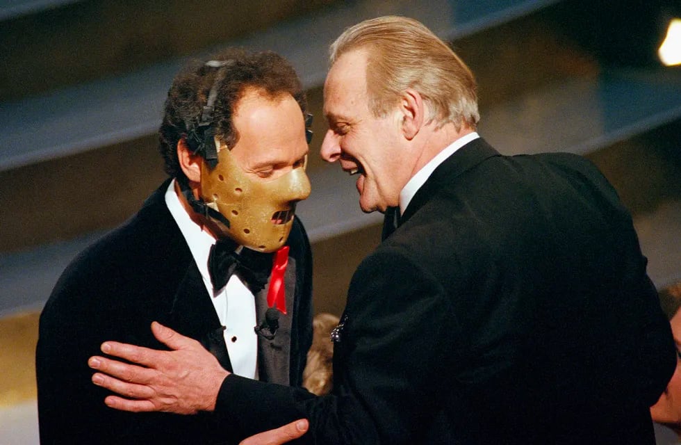 El maestro de ceremonias de los Oscar Billy Crystal luce la máscara de Hannibal Lecter y dialoga con Anthony Hopkins en la 64 ceremonia de los Premios Oscar, el 30 de1992 en Los Angeles (AP Photo/Craig Fujii)