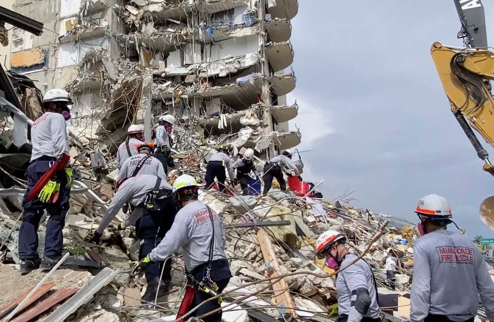 Personal de búsqueda y rescate busca sobrevivientes entre los escombros en Champlain Towers South Condo en Surfside, Florida sección de Miami, el viernes 25 de junio de 2021. (AP)