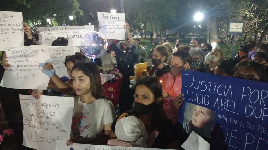 Decenas de mendocinos se reunieron en la plaza Independencia para pedir justicia por Lucio Dupuy.