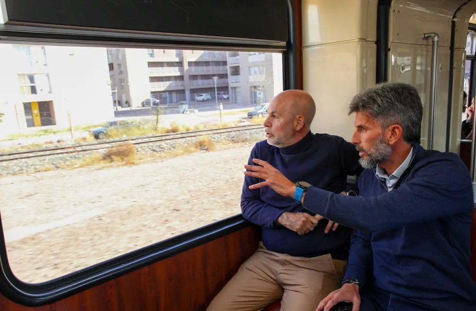 Horacio Rodríguez Larreta y Ulpiano Suárez viajaron en el Metrotranvía. Foto: Twitter