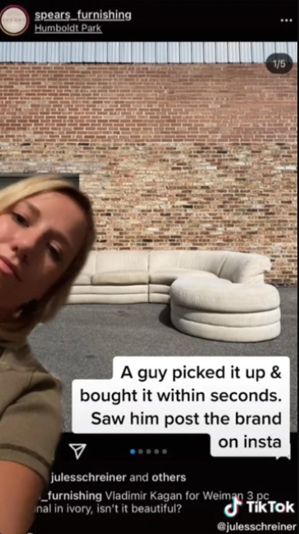 La joven publicó en una plataforma de compra y venta de productos un sofá blanco que le habían regalado