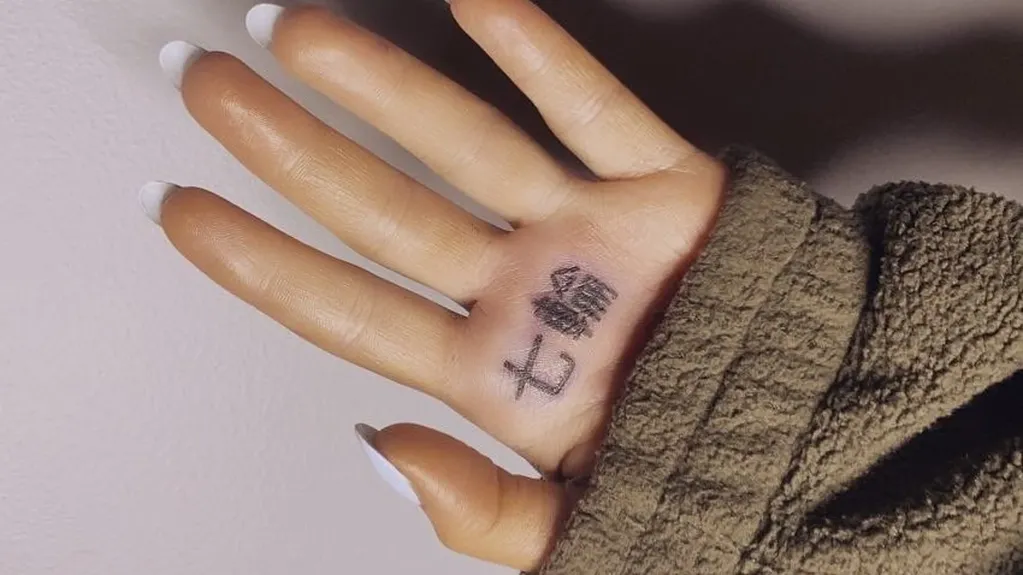 La catástrofe kanji que Ariana Grande lleva tatuada en su mano.