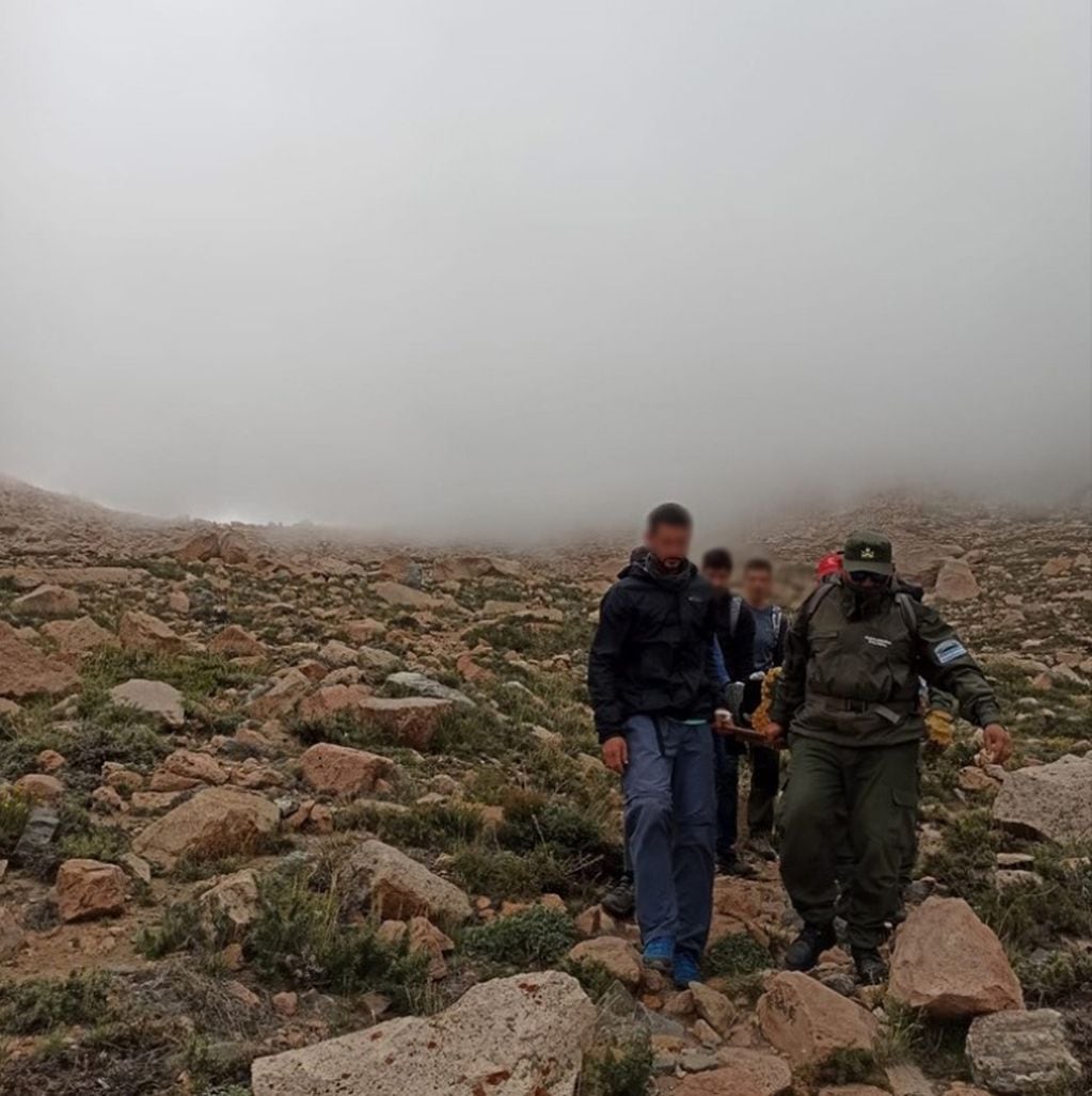 Gendarmería rescató a un hombre de 47 años que se encontraba escalando en Alta Montaña.
