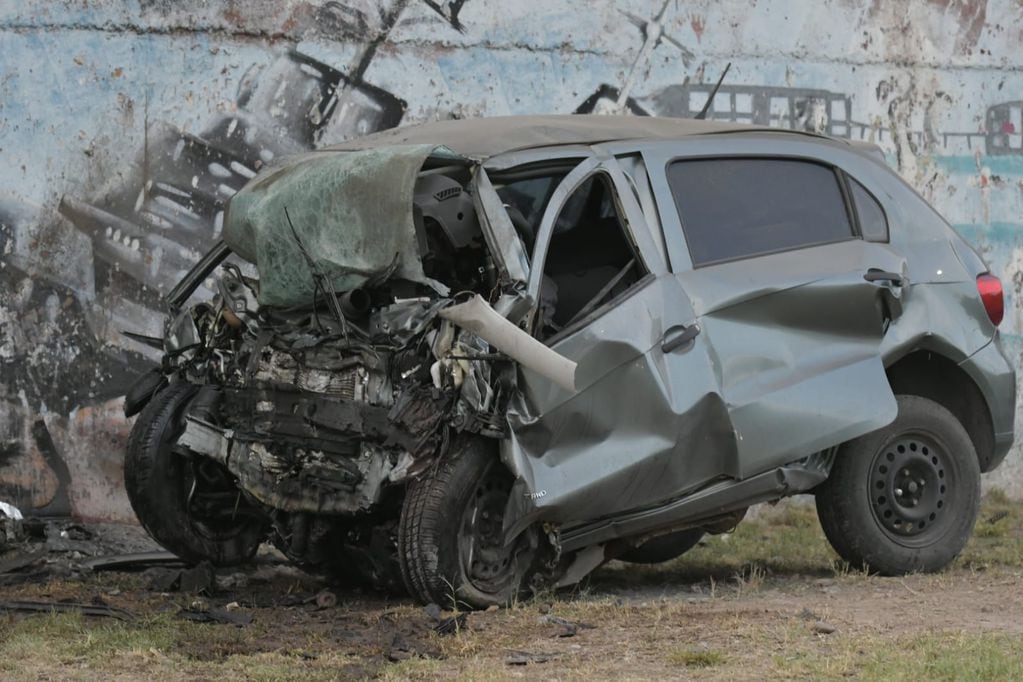 Choque fatal de un auto contra un paredón en el Acceso Este (Orlando Pelichotti / Los Andes)