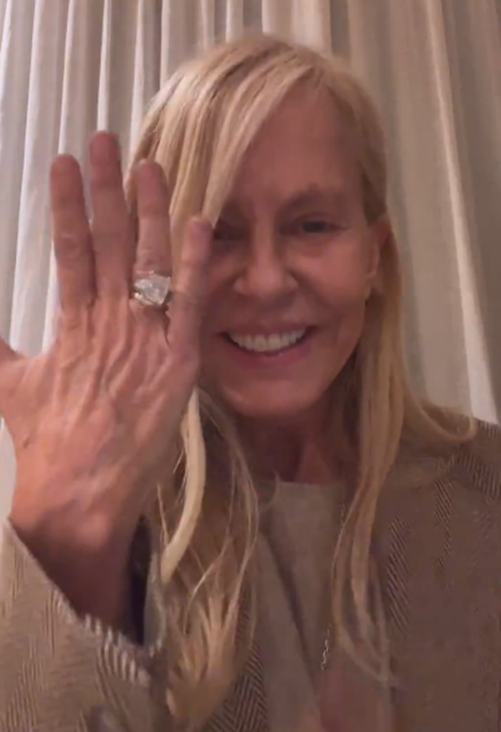 Cecilia Bolocco mostró su anillo de boda.