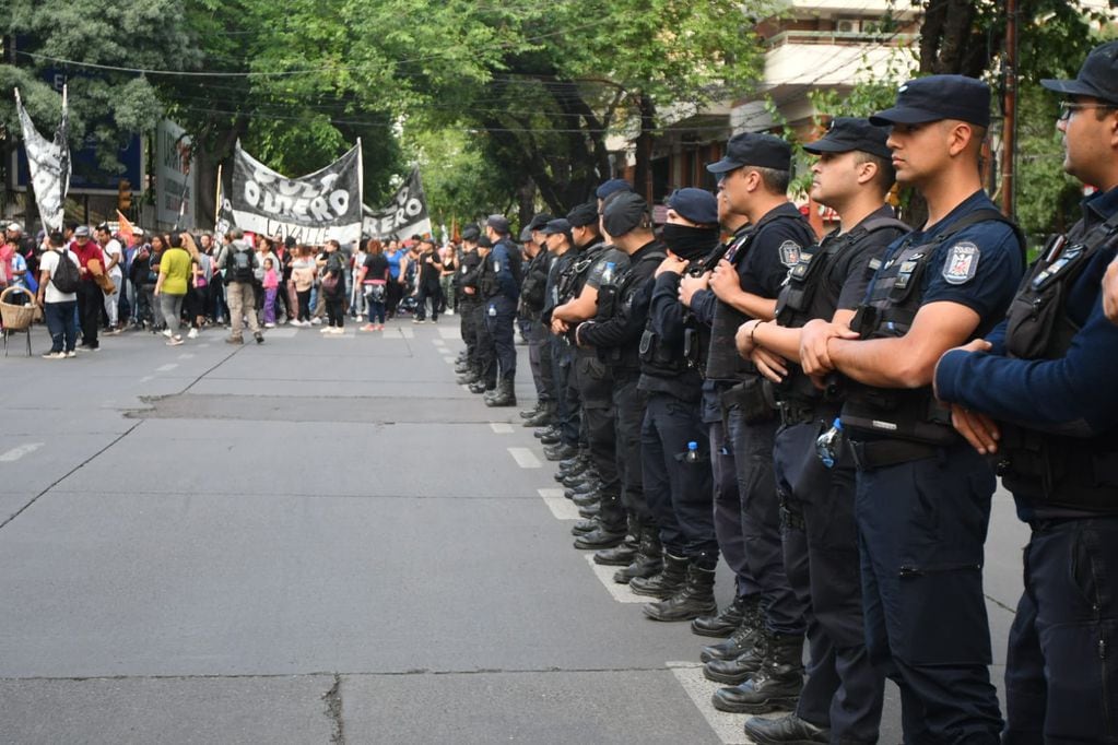 Manifestantes marcharon por el centro mendocino en contra de las medidas del Gobierno Nacional. Fuerte operativo policial. Foto: José Gutiérrez / Los Andes.