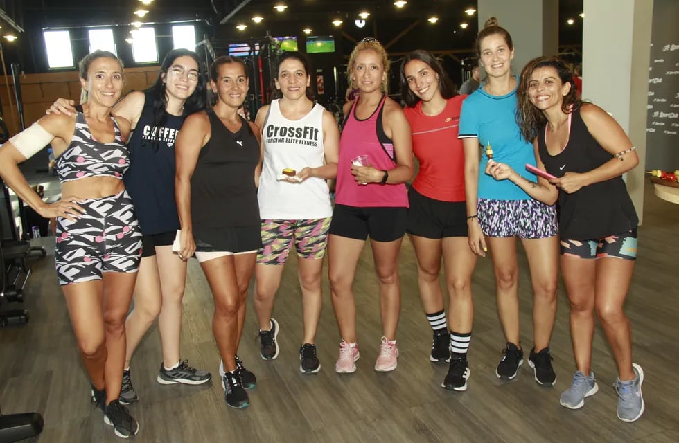 El grupo de amigas del gym junto a la profesora Candela Barea.