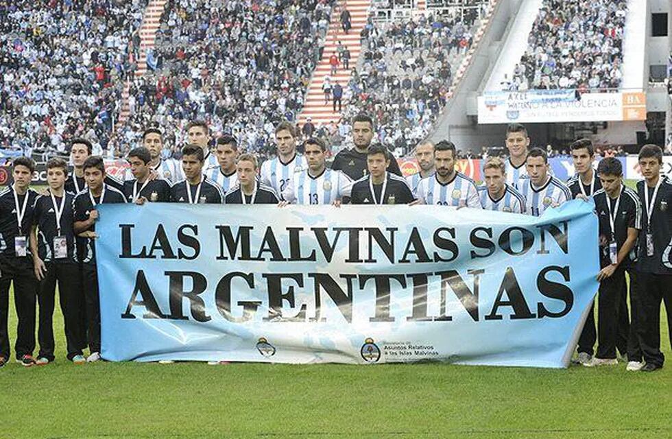 Las secuelas de la advertencia de FIFA por la pancarta de Malvinas