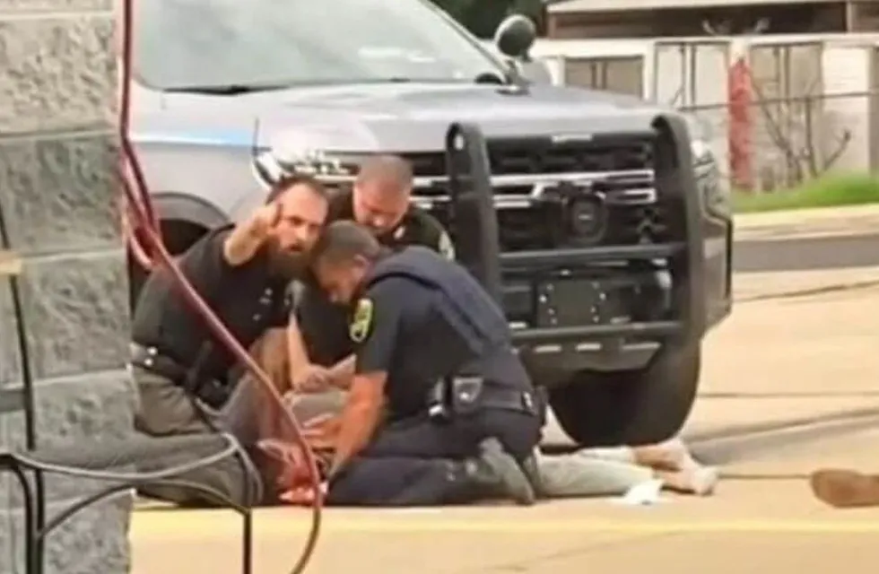 La brutal detención ocurrió en Mulberry, Arkansas. Los tres agentes fueron suspendidos mientras se investiga lo ocurrido. / Foto: captura de video
