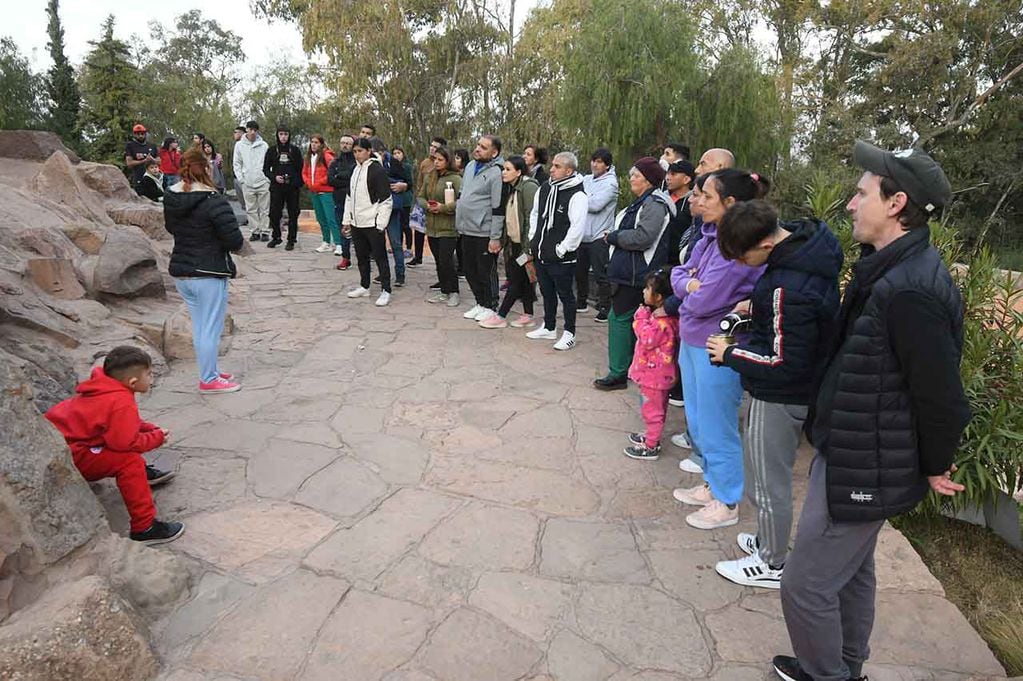 Más de 235.000 turistas llegaron a Mendoza por las vacaciones y se superaron las expectativas
Turistas en el Cerro de la Gloria
Foto: José Gutierrez / Los Andes