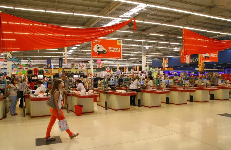 Los empleados que depende directamente de los dueños del Hiper Libertad son los que se desempeñan en el supermercado. Los demás pertenecen a los comercios que alquilan un local.