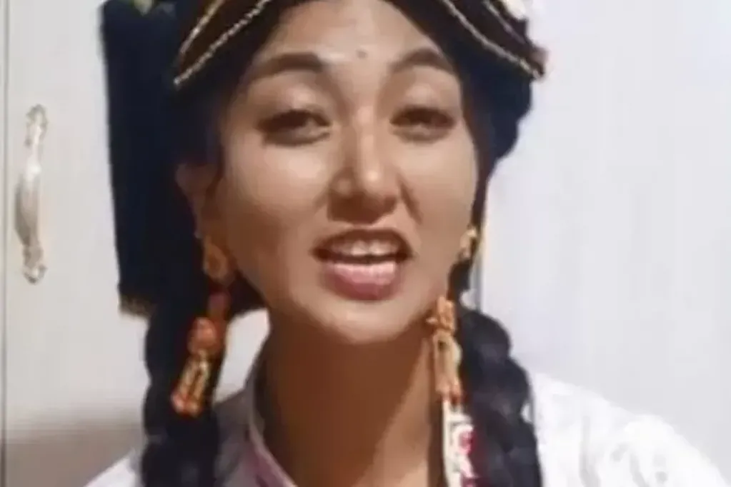 Sus videos la mostraban buscando comida en las montañas, cocinando y haciendo divertidas parodias de canciones vestida con ropa tradicional tibetana.