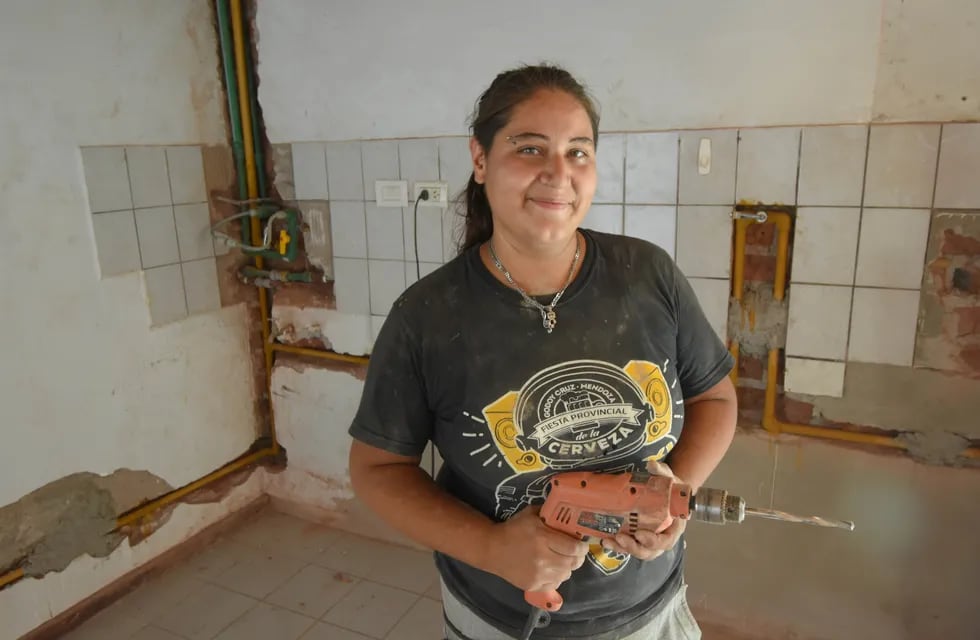 Verónica Ibarra es albañil, realiza todo tipo de construcciónes, refacciones y plomeria. Se abre paso en un ámbito dominado por hombres.