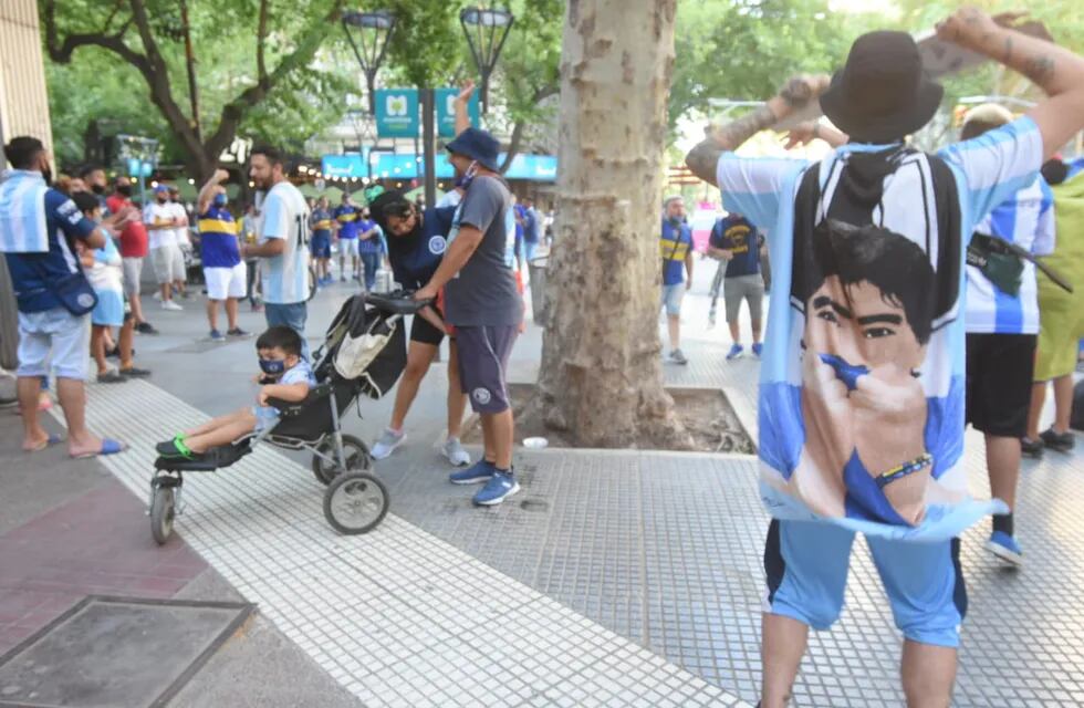 Los fanáticos de Diego Maradona salieron a las calles del centro a homenajear al Diez y se concentraron en Peatonal y San Martín.