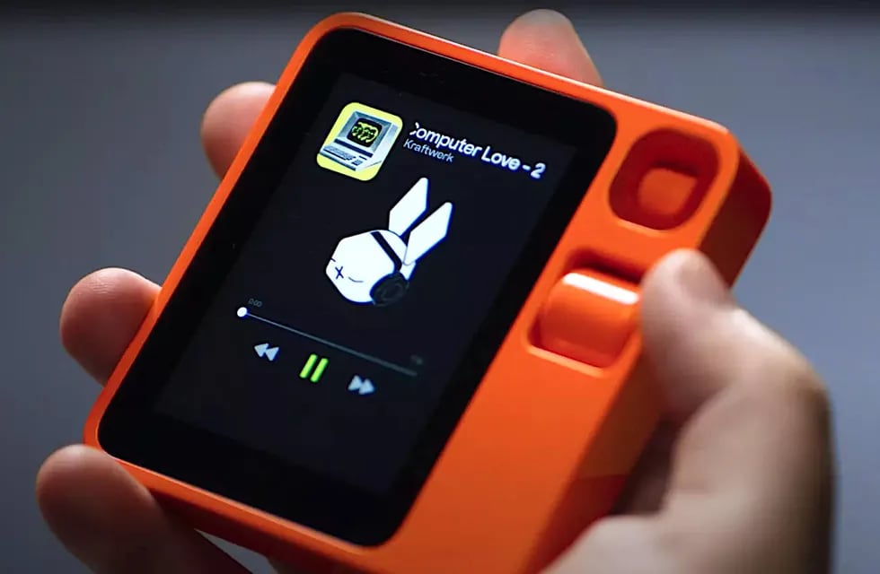 El Rabbit R1 es un pequeño dispositivo con Inteligencia Artificial que sirve para realizar tareas a pedido del usuario con comando de voz