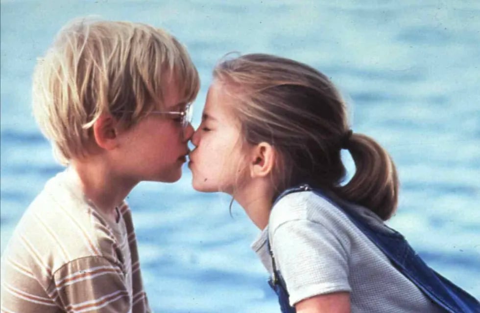 Macaulay Culkin y Anna Chlumsky es la película clásica "Mi Primer Beso"