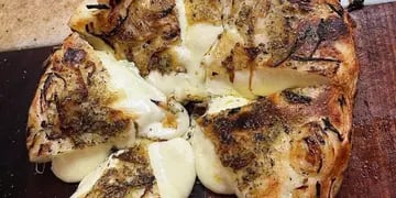 La pizza argentina que sorprende en una serie de Netflix porque lleva 1,5 kilos de queso