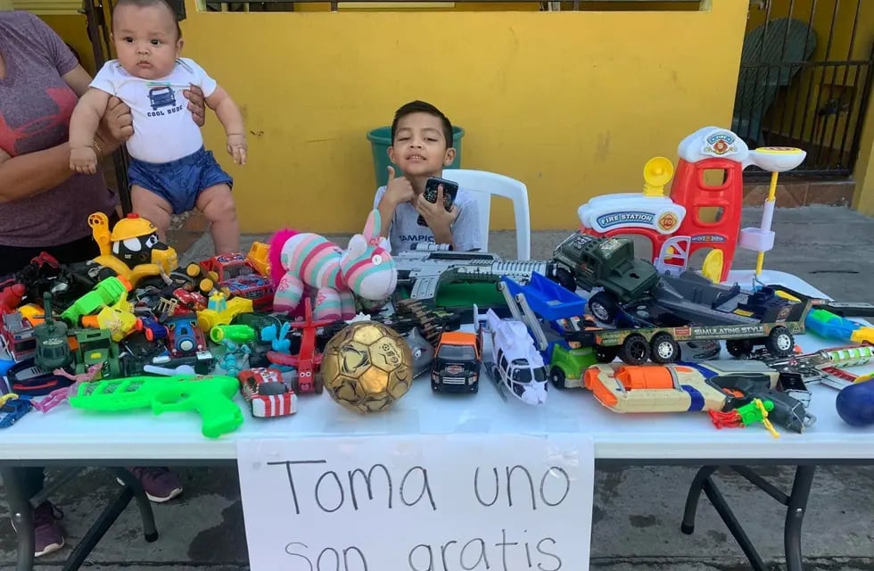 Niño regala sus juguetes a quienes no recibieron nada en navidad