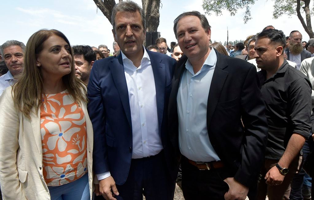 Gabriela Lizana junto al ministro de Economía, Sergio Massa, y el intendente de Lavalle, Roberto Righi. Foto: Orlando Pelichotti