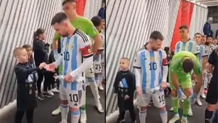 El "Dibu" Martínez juegó todo el partido con dos figuritas en las medias y que le habían regalado a Messi. Foto: Captura video.