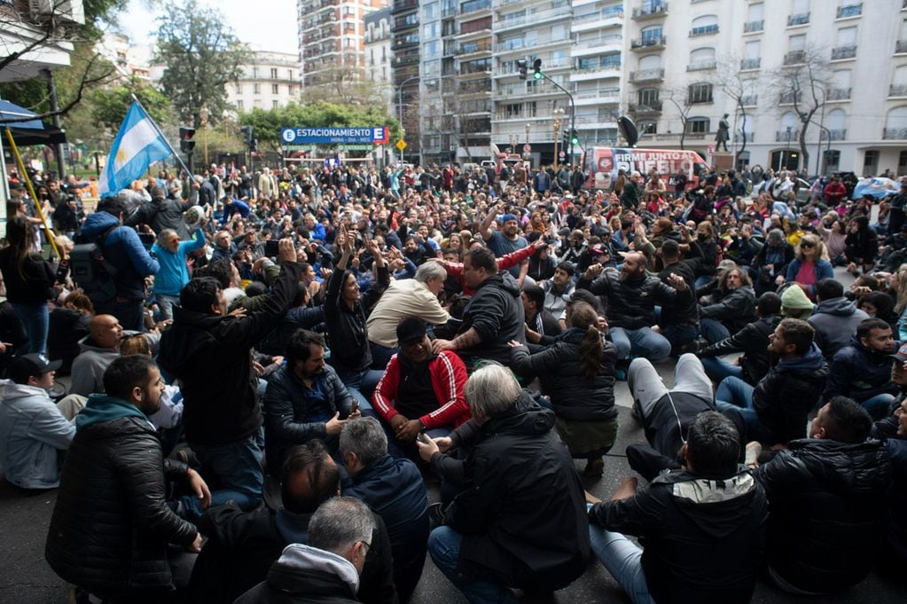 Decenas de militantes se movilizaron hasta la esquina de la casa de Cristina Kirchner para demostrarle su apoyo.