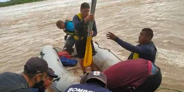 Rescate de personas que se hundieron en un gomón en Salta