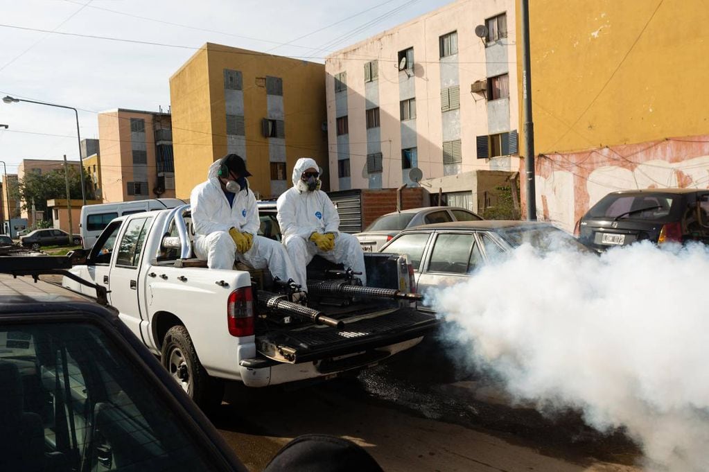 La Municipalidad de Rosario realizó un operativo de fumigación en el barrio Franchetti para la prevención de dengue.
