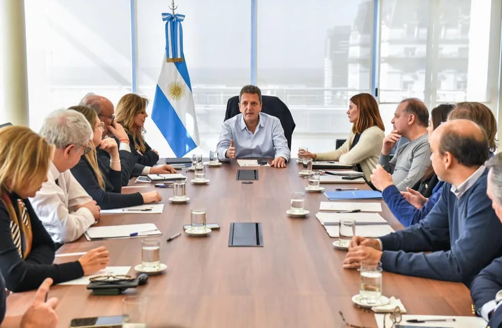 El ministro Sergio Massa se reunió con el equipo del Ministerio de Economía. Foto: Ministerio de Economía