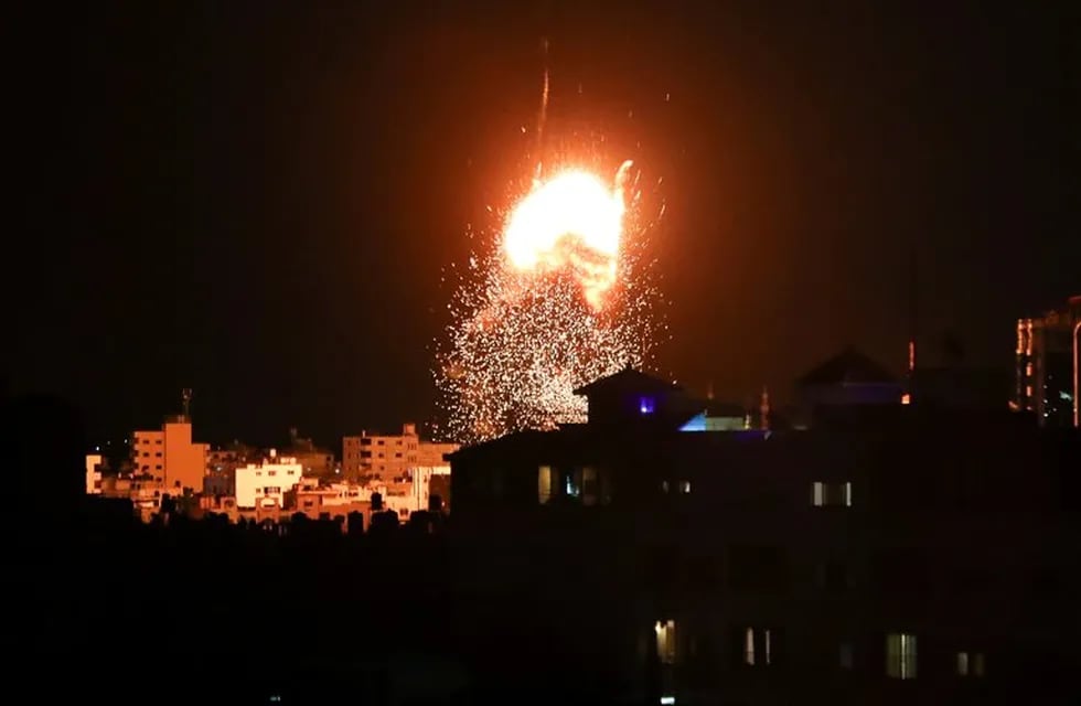 Aviones de guerra israelíes atacan un objetivo en el sur de la Franja de Gaza - Gentileza Infobae