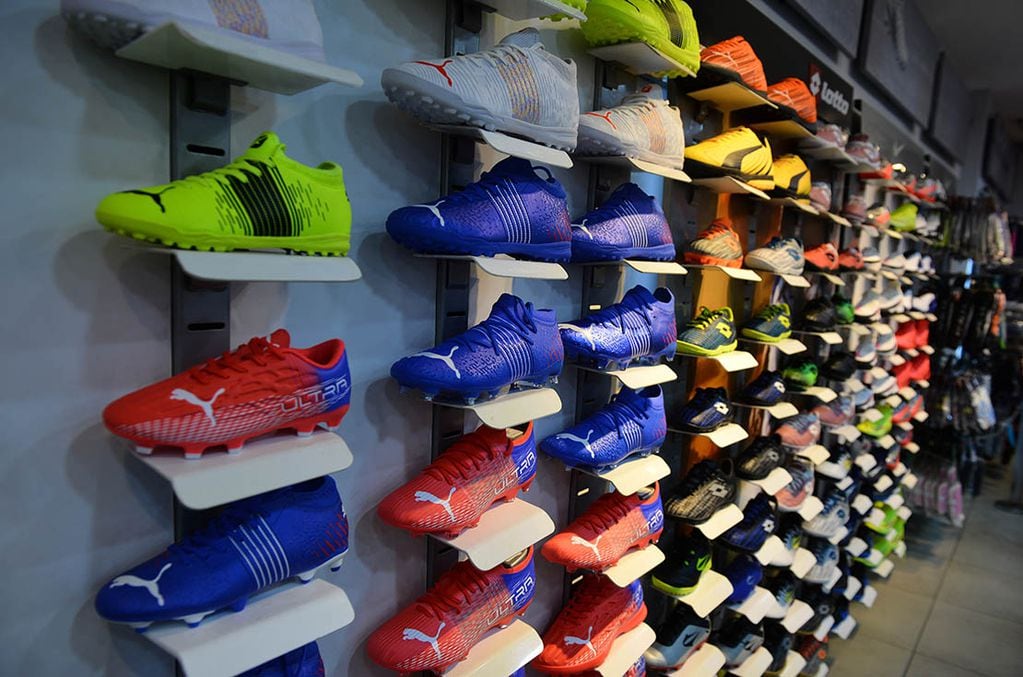 En las casas de artículos deportes exhiben los saldos de calzado, por las restricciones a las importaciones hay discontinuidad de productos. Hay faltante de botines de fútbol.  