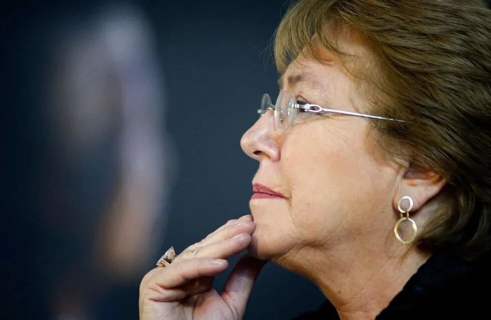 Bachelet, herida por el escándalo a un año de asumir