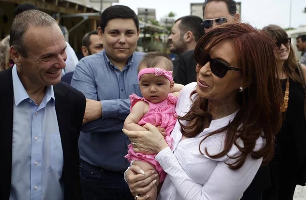 Cristina Fernández en campaña con un bebé en brazos.
