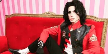 Confundieron al imitador de Michael Jackson con Felipe Pettinato y le pegaron