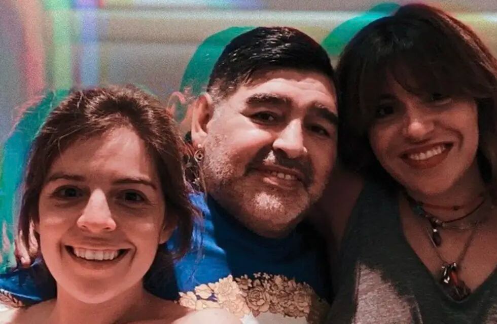 Maradona junto a Dalma y Gianinna.