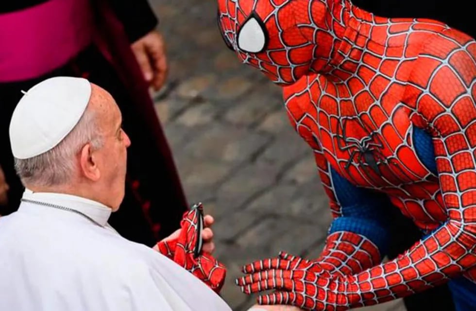 El Papa saludó a un "Hombre Araña solidario" que le regaló su máscara