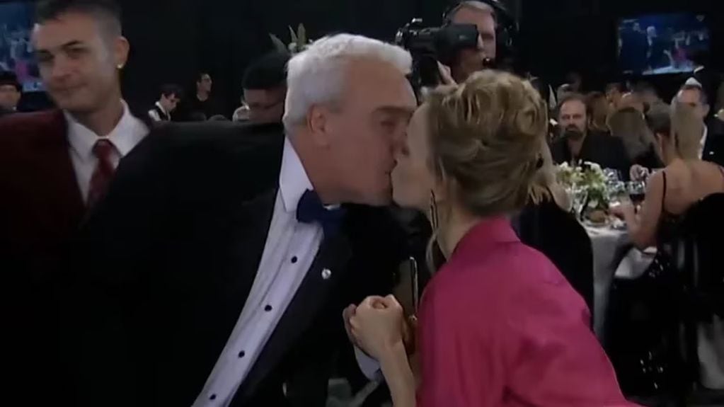 El actor se dio un apasionado beso con Cecilia Caramelito Carrizo.