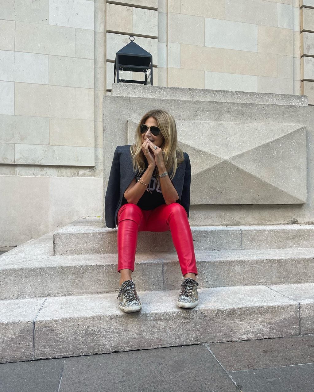 Flavia Palmiero comparte su look canchero con leggins rojos de cuero ecológico