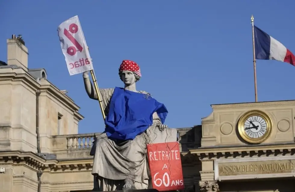 La estatua que representa la Ley frente a la Asamblea Nacional de París fue adornada simbólicamente con un cartel en el que los manifestantes pedían una pensión de 60 años el 7 de febrero de 2023.