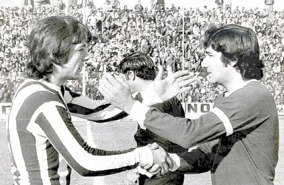Angel Mauricio “Chupete” Badía
(Gimnasia) y Antonio Segundo
“Cura” Vergara (Independiente),
cuando eran los capitanes de
sus respectivos equipos, en un
clásico jugado en la década de
los ‘70.
