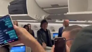 Javier Milei, en el vuelo de vuelta a Argentina tras su gira internacional