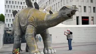 De no creer: se metió en una estatua de un dinosaurio y murió atrapad