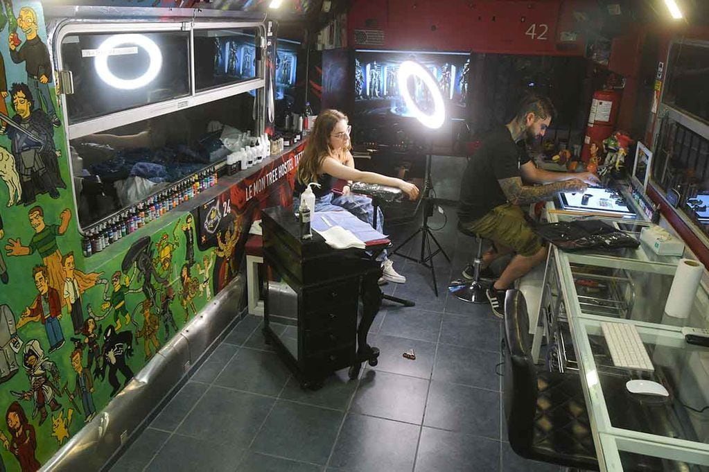 Matías y Regina en donde hay una sala para hacer tatuajes en el hostel. | Foto: José Gutiérrez / Los Andes

