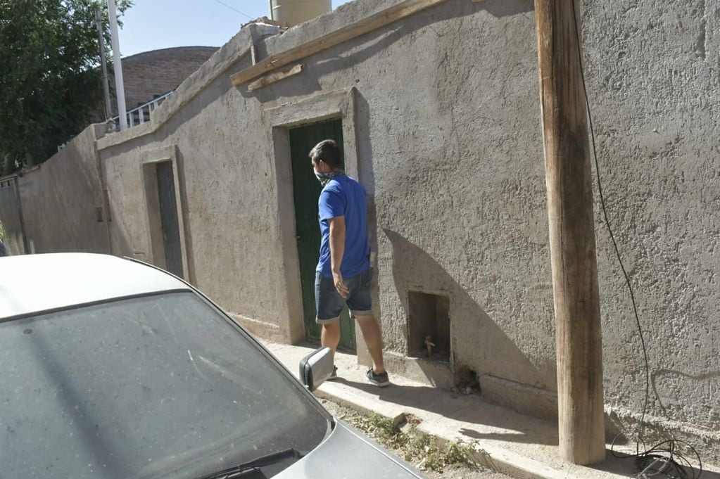 La entrada al departamento donde reside la pareja detenida, en el pasaje Berra. Gutiérrez. (Orlando Pelichotti / Los Andes)