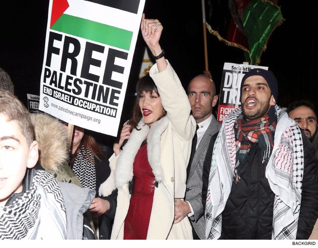 Bella Hadid en una protesta pro-palestina en 2017.
