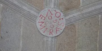 "Que mirás bobo", la frase de Leo inscrita en una piedra de un monasterio gallego.