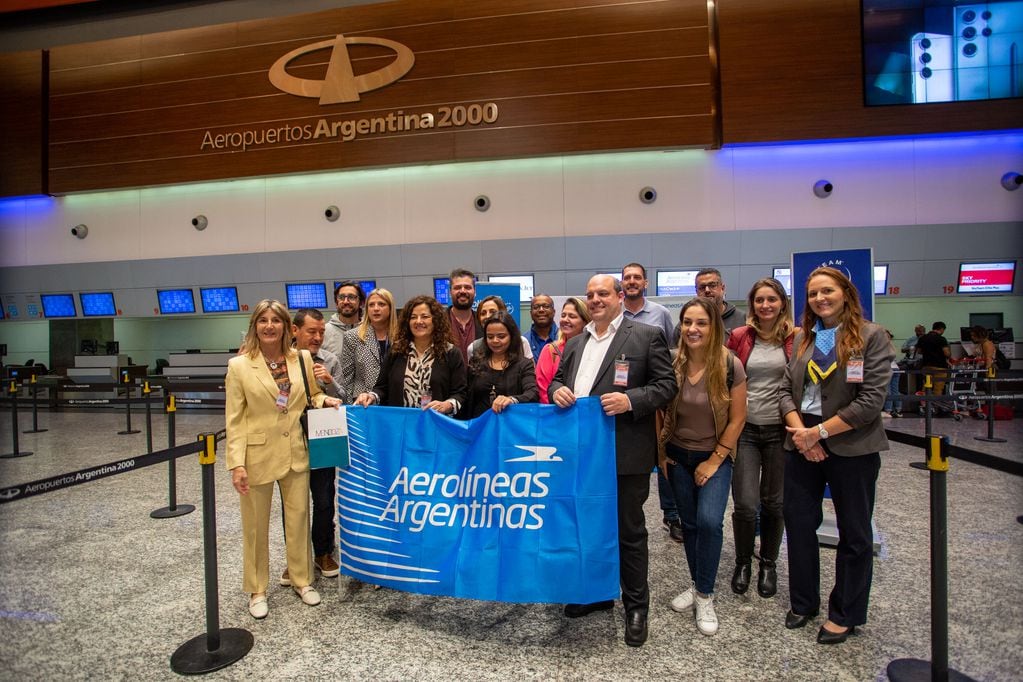 Grupo protagonista del vuelo inaugural Mendoza - San Pablo operado por Aerolíneas Argentinas. Foto: Gobierno de Mendoza.