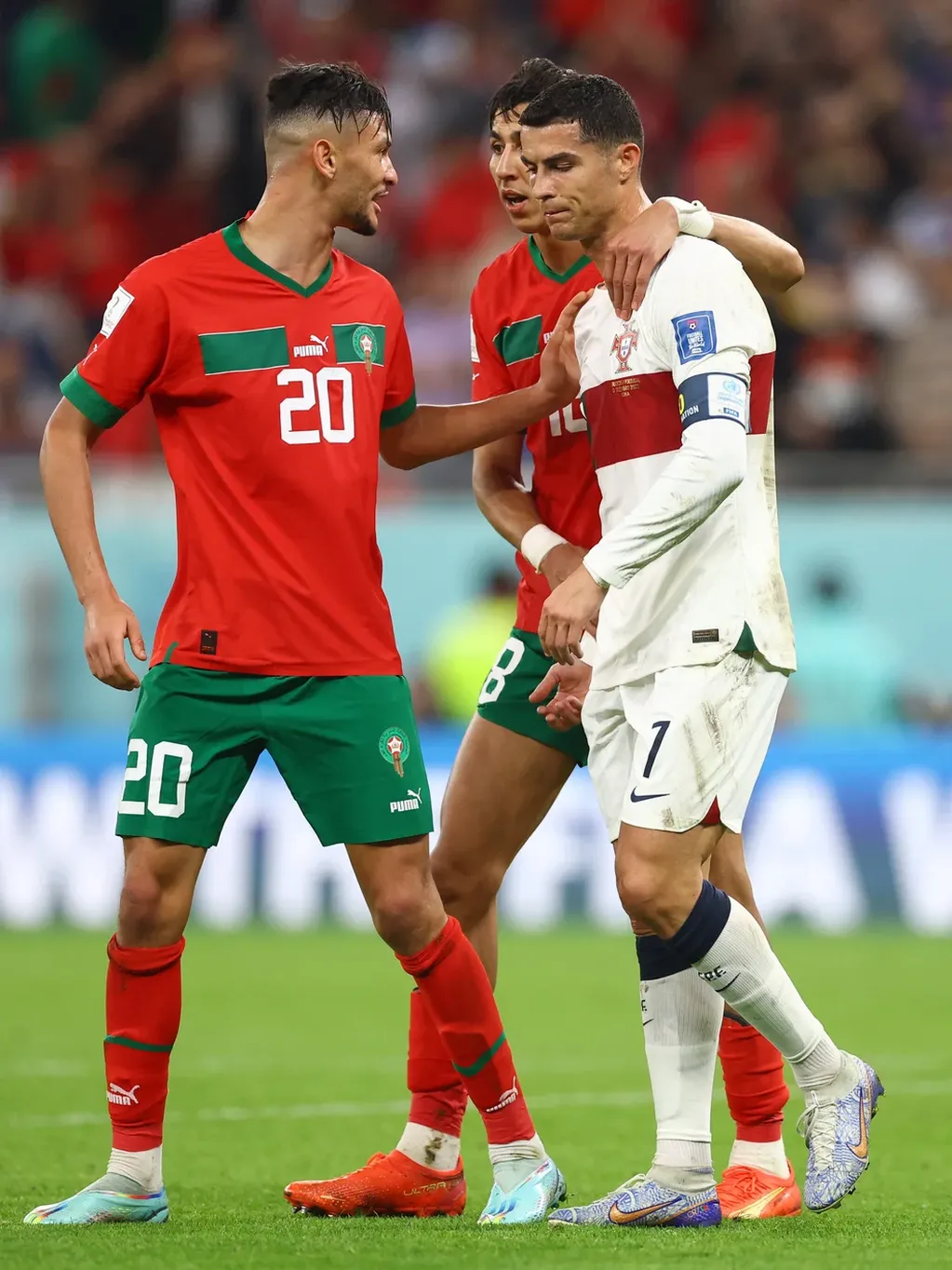 Jugadores marroquíes consuelan al delantero de Portugal. Foto: Reuters