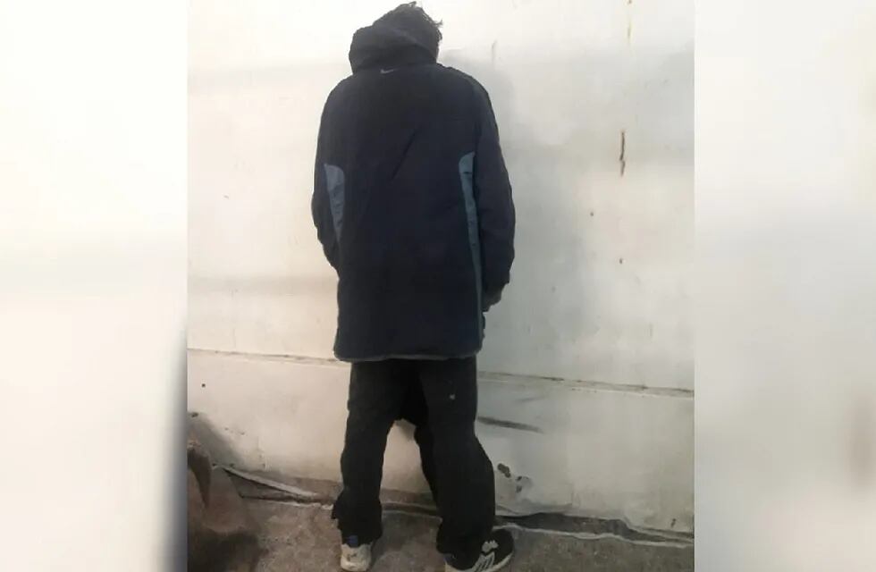 El joven de 23 años detenido por la Policía. En su poder tenía los objetos robados. Foto: Prensa Ministerio de Seguridad