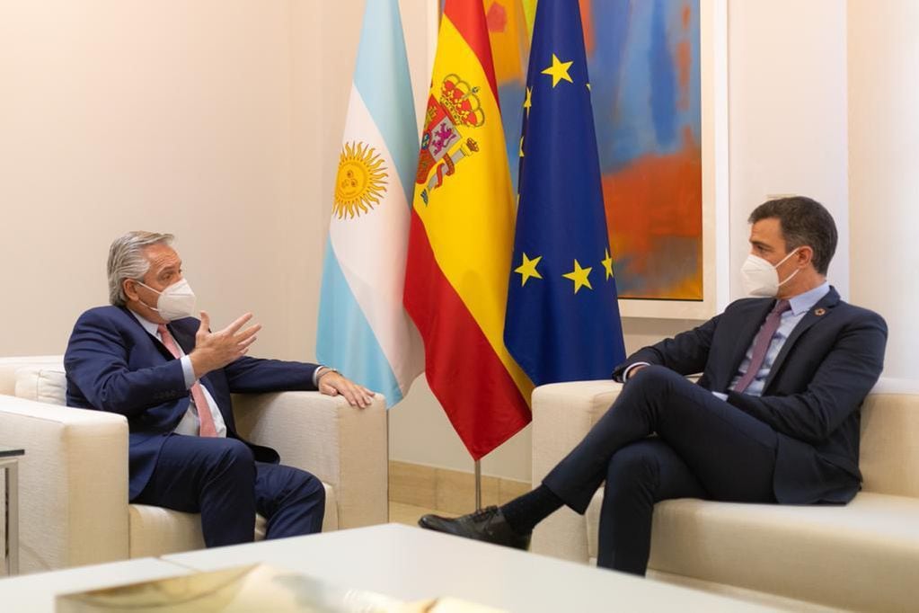 El presidente Alberto Fernández podría convertirse en asesor de su colega español Pedro Sánchez. 